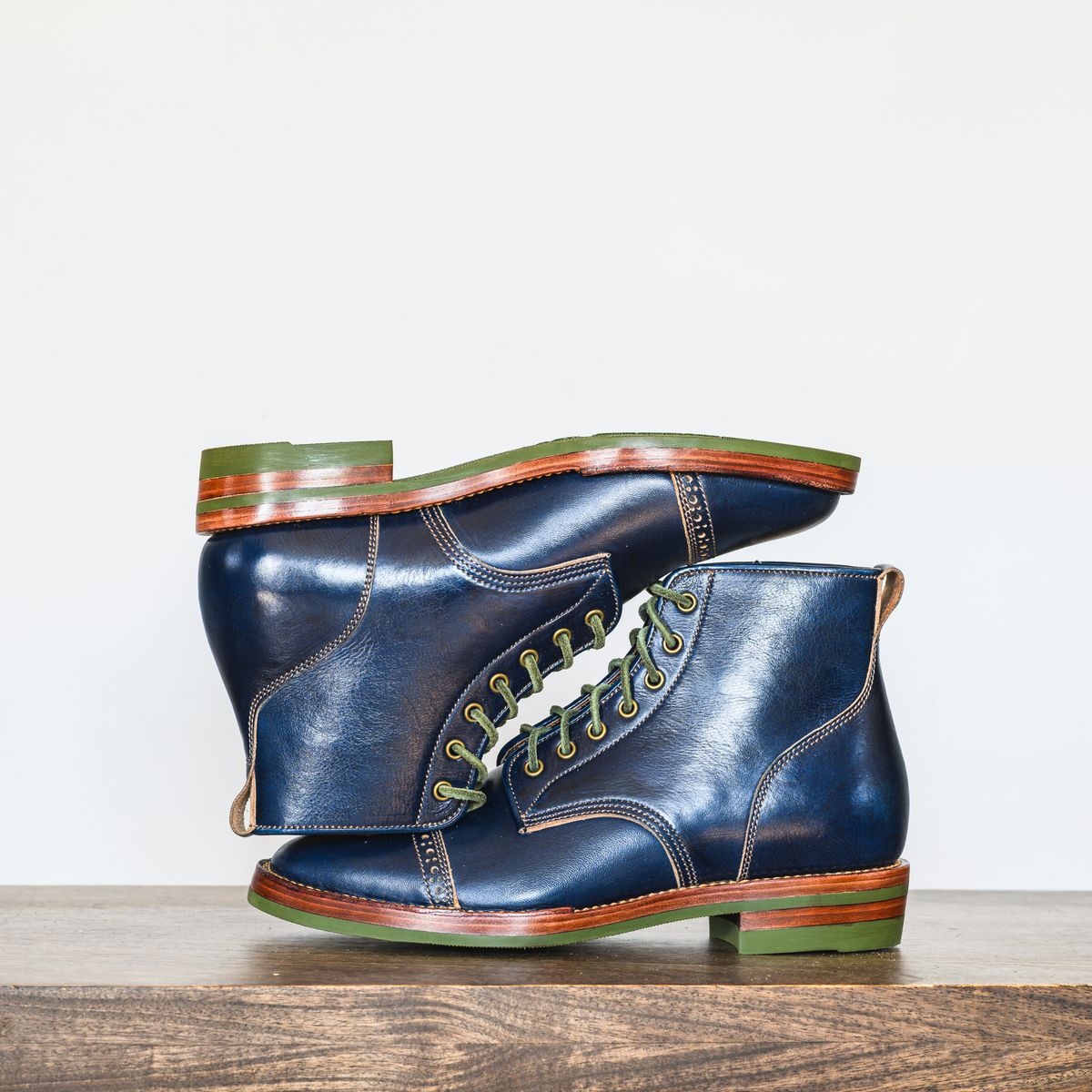 Photo by ABPhoto on March 11, 2025 of the Jakkrabbits Officer Boots in Jakkrabbits Heritage Veg Tan Hand-Dyed Navy.