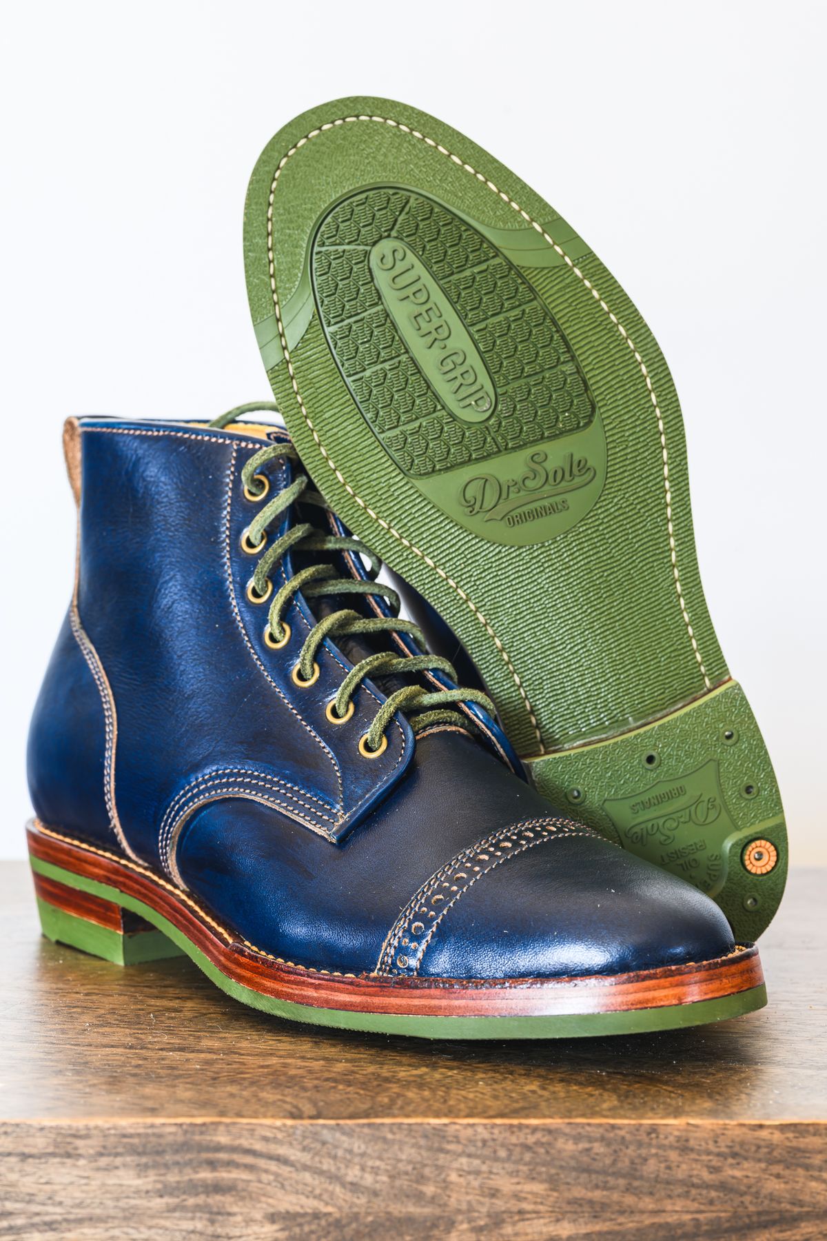 Photo by ABPhoto on March 11, 2025 of the Jakkrabbits Officer Boots in Jakkrabbits Heritage Veg Tan Hand-Dyed Navy.