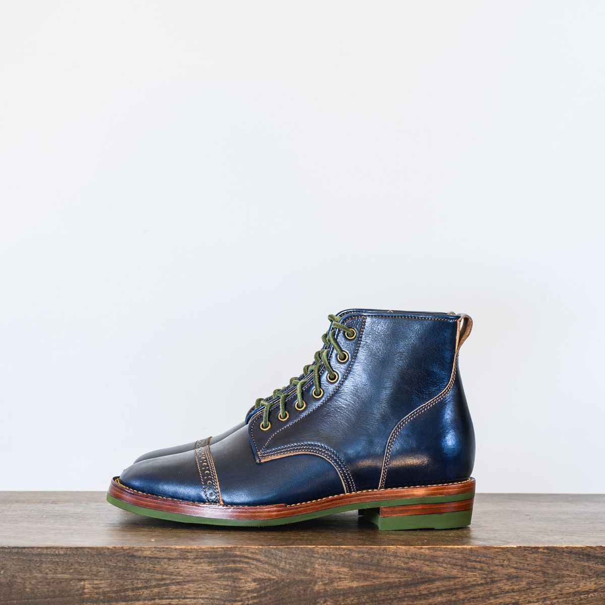 Photo by ABPhoto on March 11, 2025 of the Jakkrabbits Officer Boots in Jakkrabbits Heritage Veg Tan Hand-Dyed Navy.