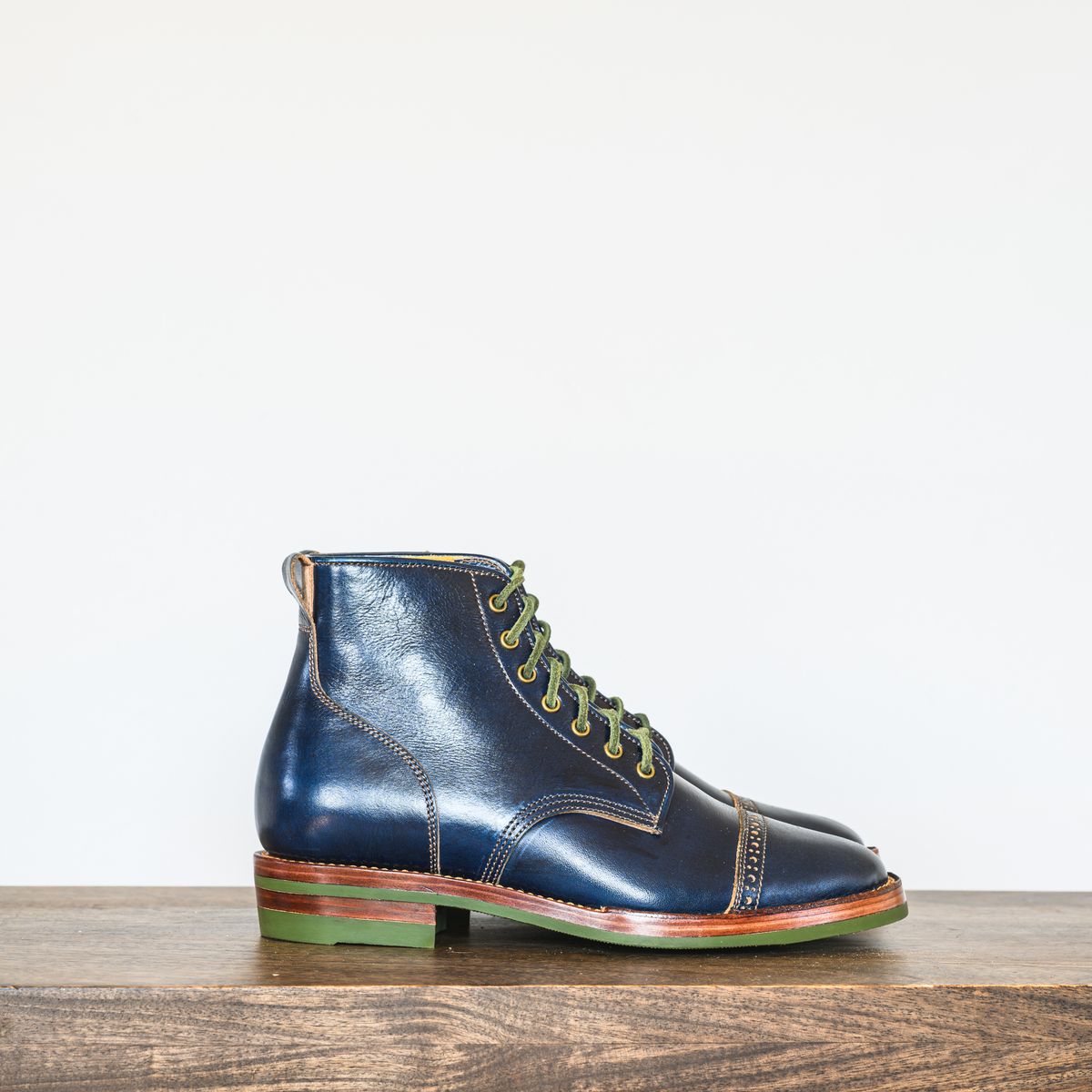 Photo by ABPhoto on March 11, 2025 of the Jakkrabbits Officer Boots in Jakkrabbits Heritage Veg Tan Hand-Dyed Navy.