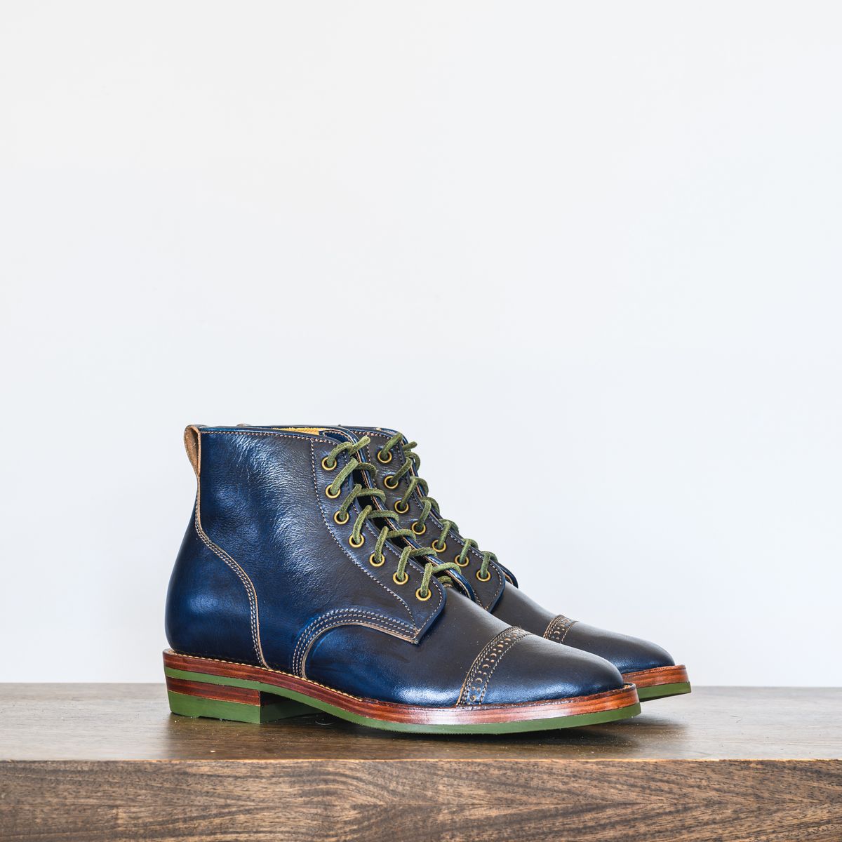 Photo by ABPhoto on March 11, 2025 of the Jakkrabbits Officer Boots in Jakkrabbits Heritage Veg Tan Hand-Dyed Navy.
