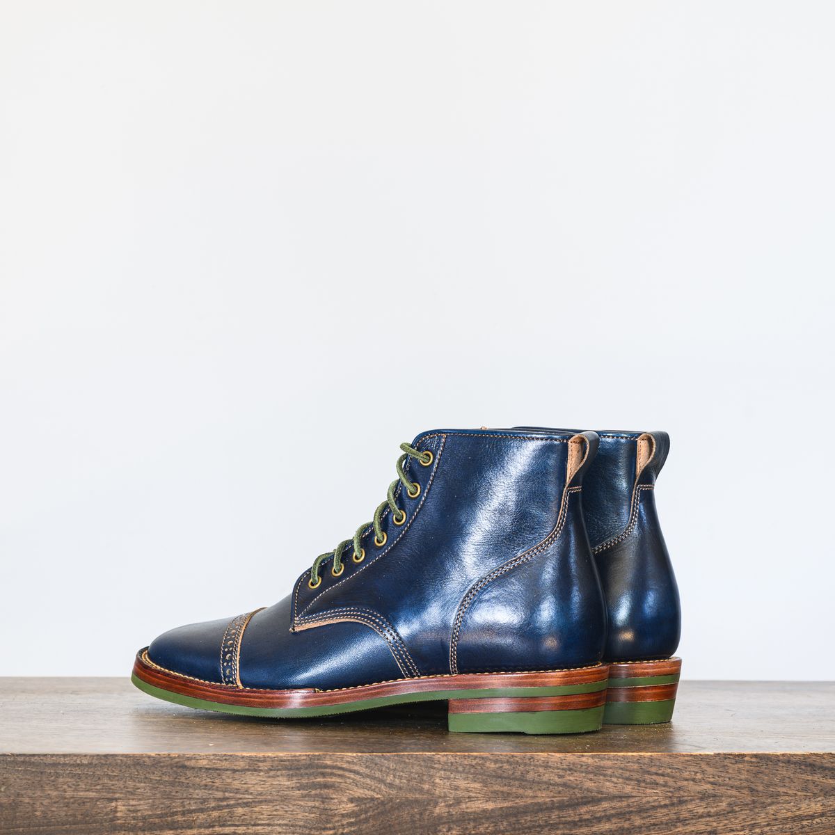 Photo by ABPhoto on March 11, 2025 of the Jakkrabbits Officer Boots in Jakkrabbits Heritage Veg Tan Hand-Dyed Navy.