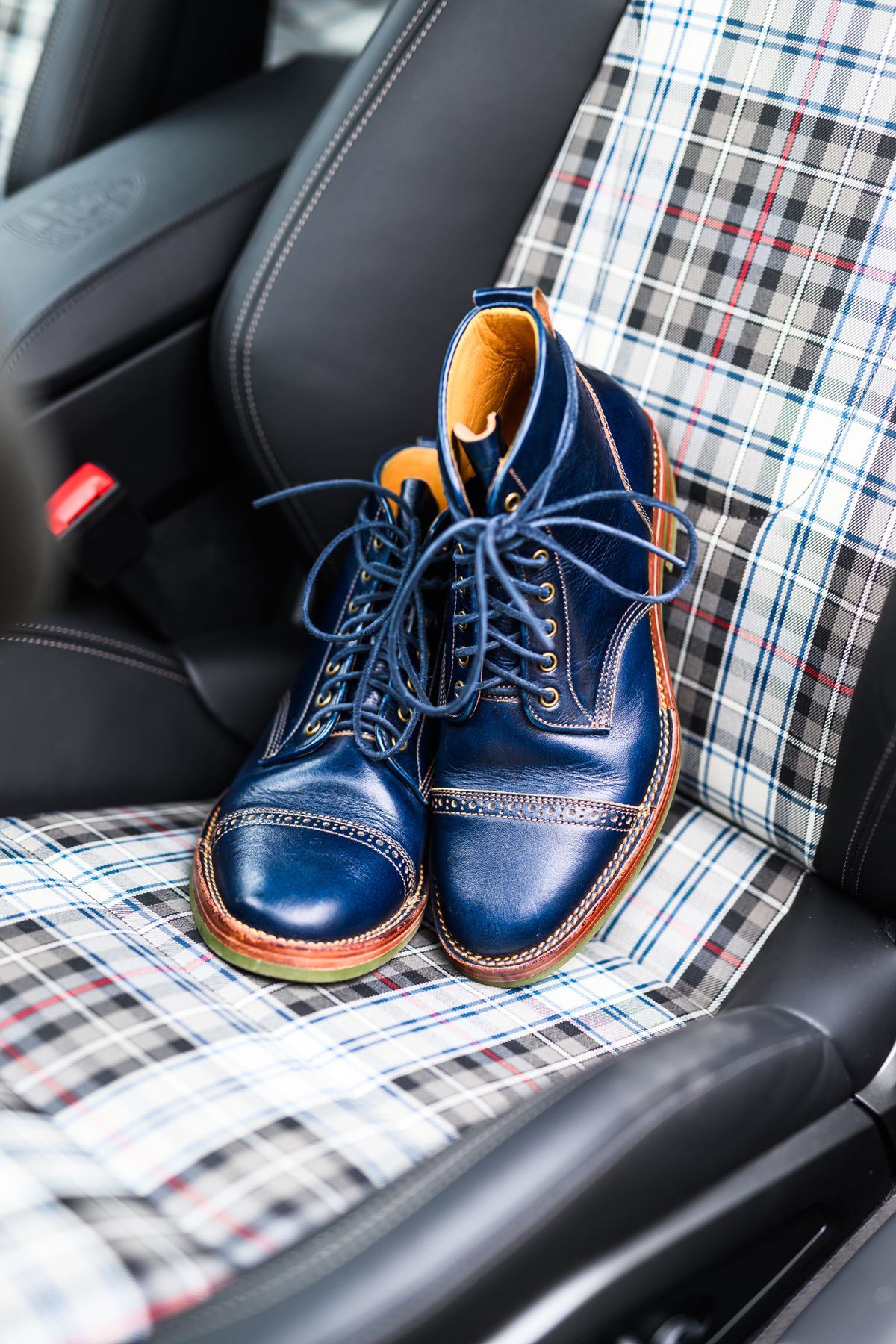 Photo by ABPhoto on October 30, 2025 of the Jakkrabbits Officer Boots in Jakkrabbits Heritage Veg Tan Hand-Dyed Navy.