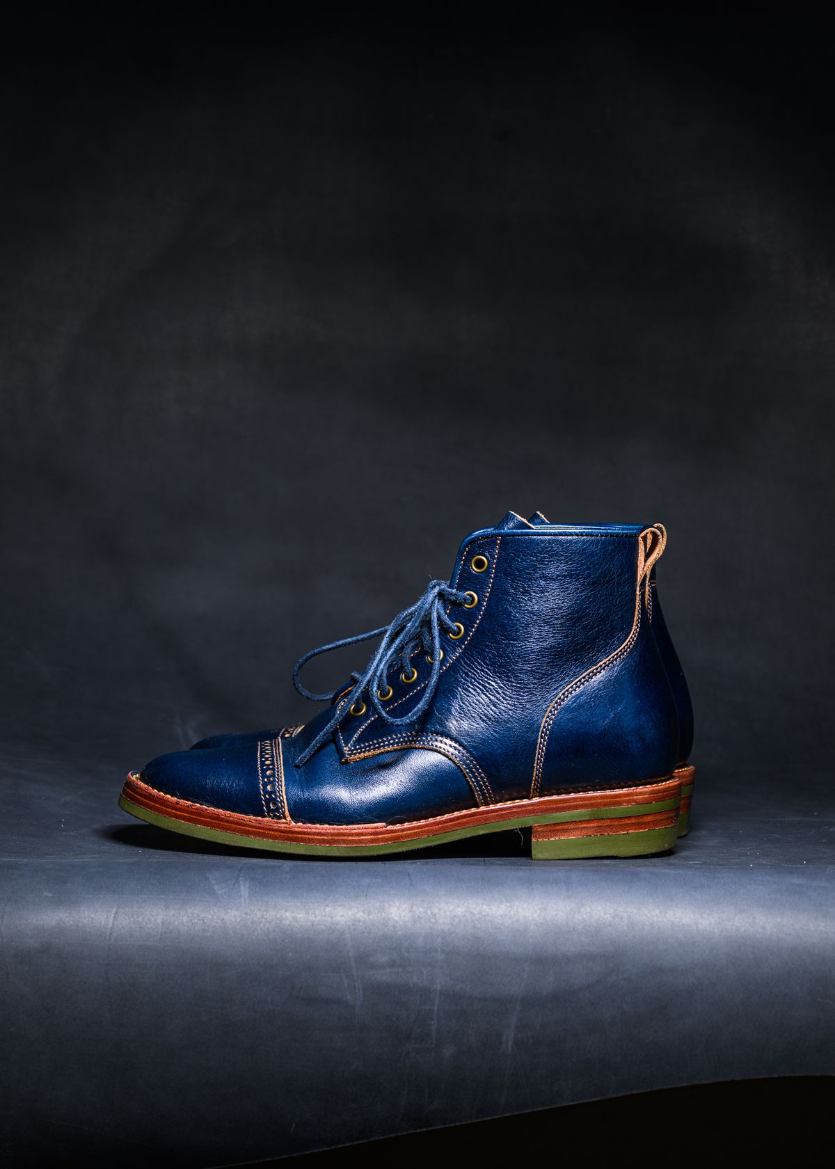 Photo by ABPhoto on January 1, 2026 of the Jakkrabbits Officer Boots in Jakkrabbits Heritage Veg Tan Hand-Dyed Navy.