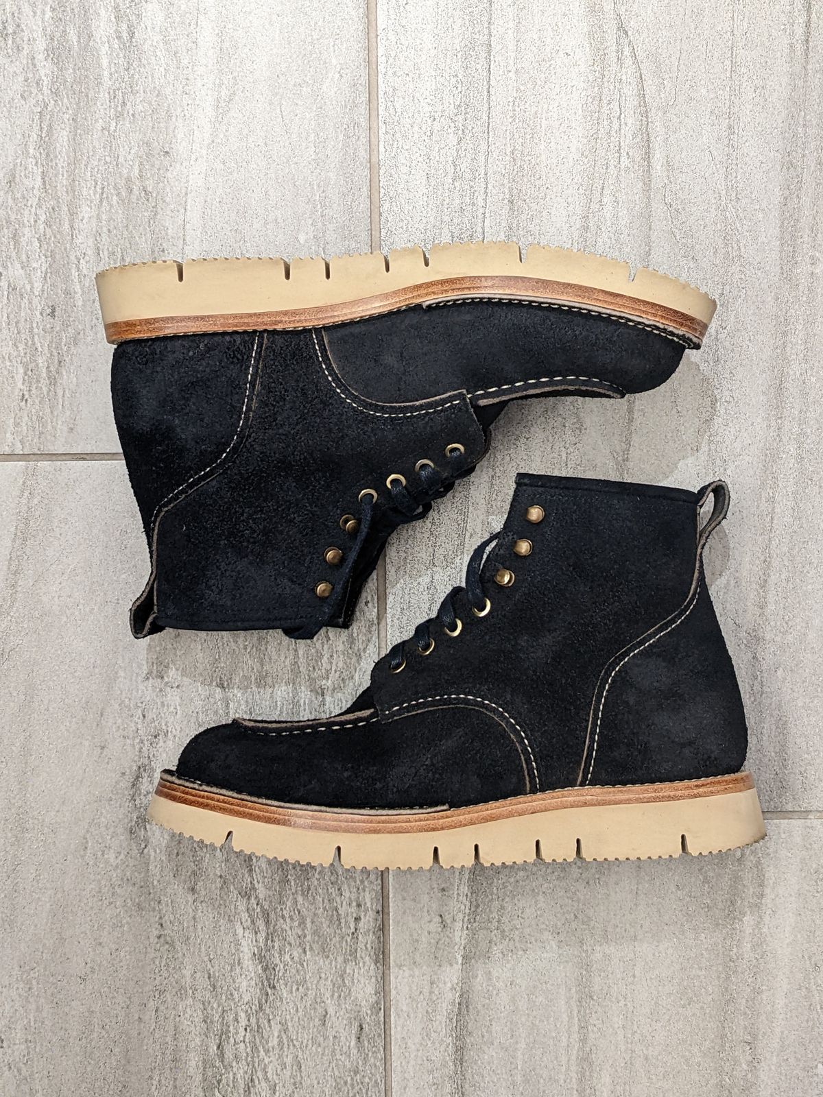 Photo by ABPhoto on October 1, 2022 of the Jakkrabbits Moc Toe Boot in Horween Navy Chamois Roughout.