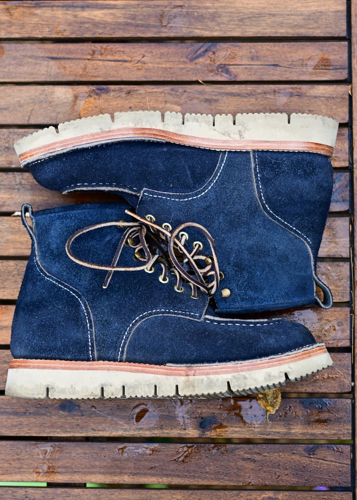 Photo by ABPhoto on November 5, 2022 of the Jakkrabbits Moc Toe Boot in Horween Navy Chamois Roughout.