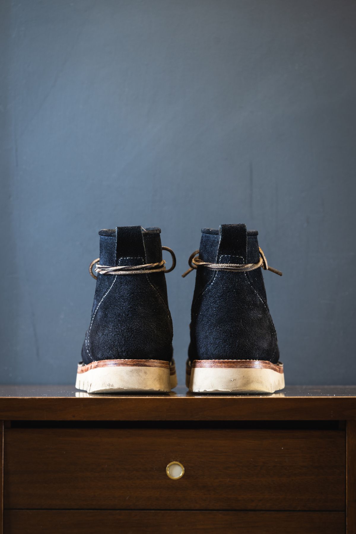 Photo by ABPhoto on December 2, 2022 of the Jakkrabbits Moc Toe Boot in Horween Navy Chamois Roughout.