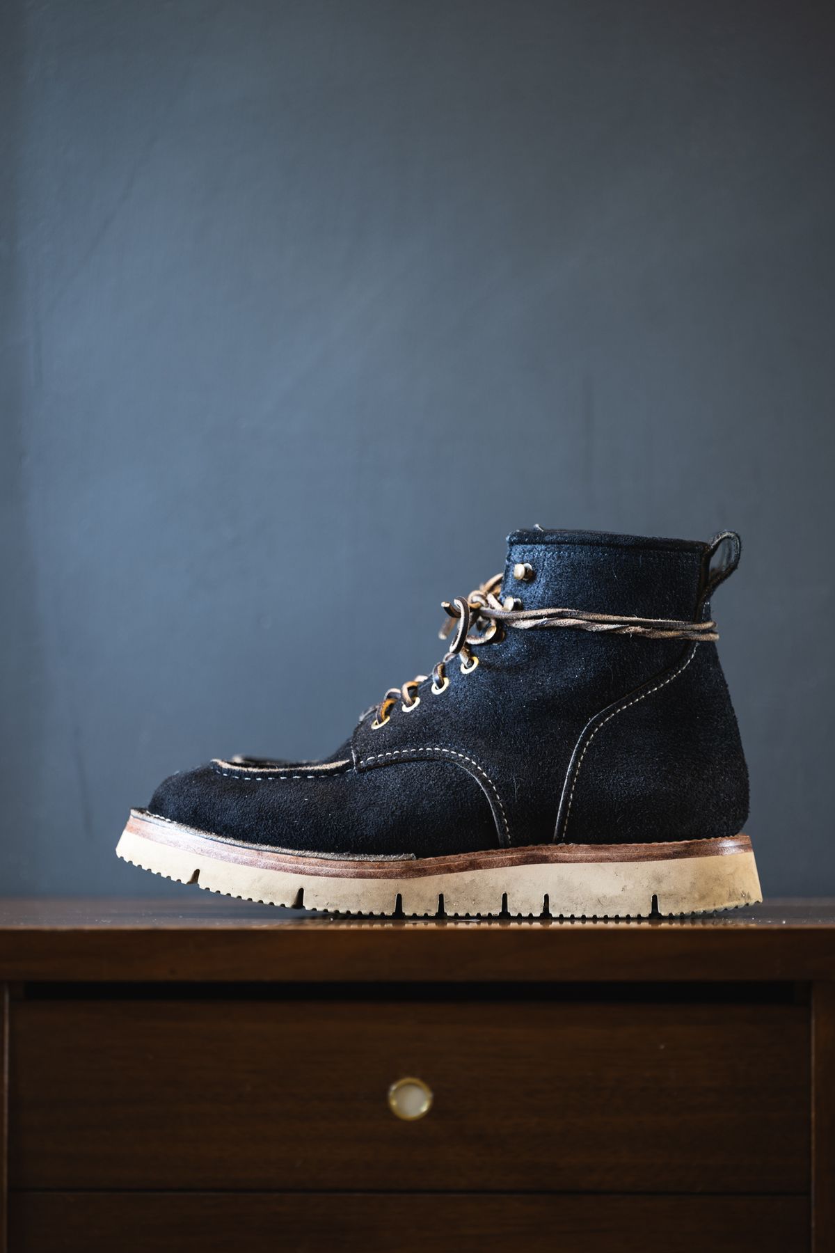 Photo by ABPhoto on December 2, 2022 of the Jakkrabbits Moc Toe Boot in Horween Navy Chamois Roughout.
