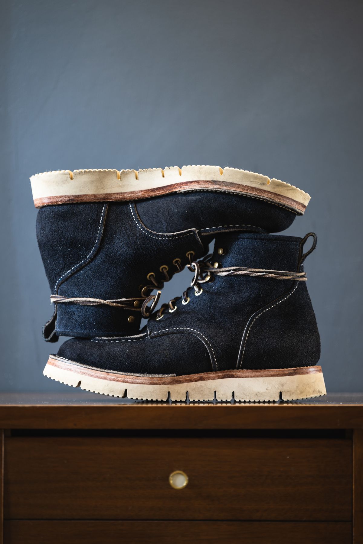 Photo by ABPhoto on December 2, 2022 of the Jakkrabbits Moc Toe Boot in Horween Navy Chamois Roughout.