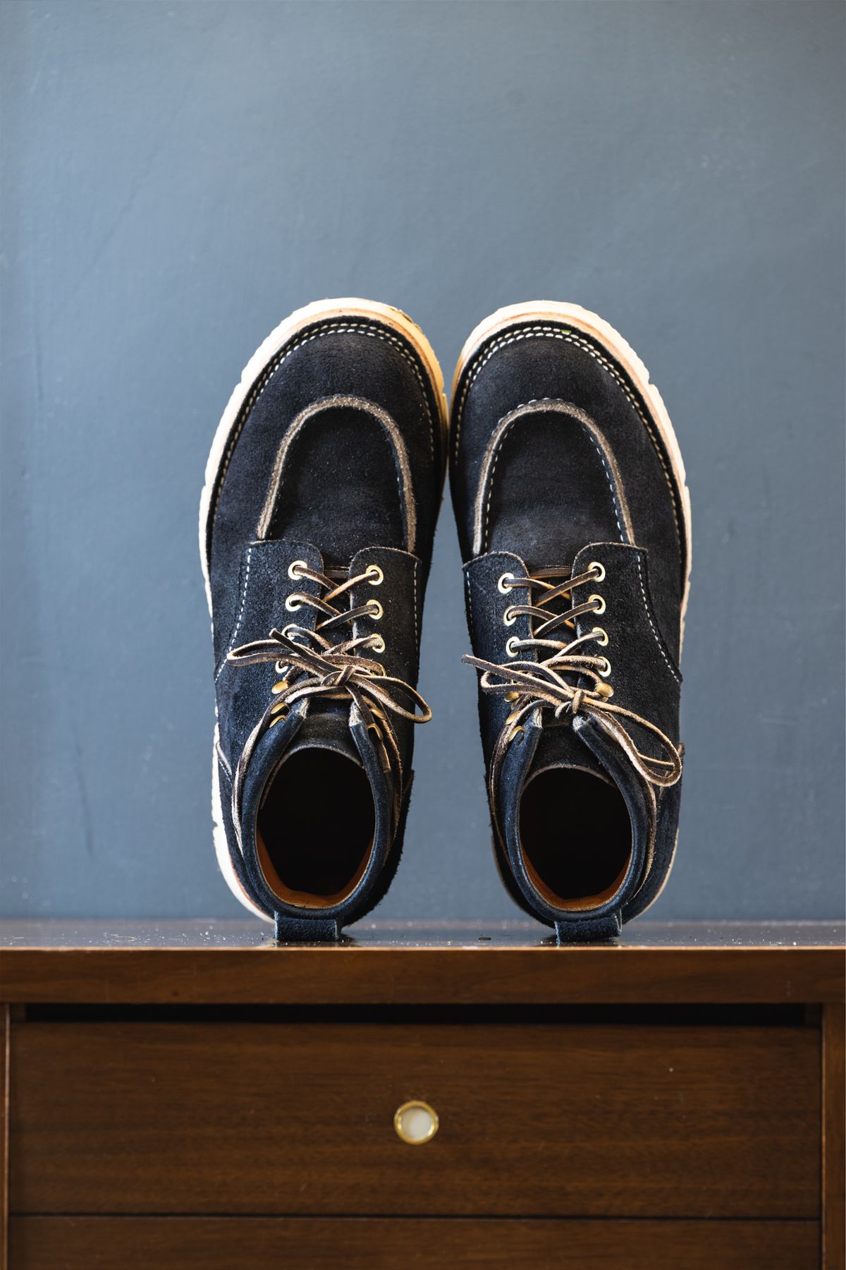 Photo by ABPhoto on December 2, 2022 of the Jakkrabbits Moc Toe Boot in Horween Navy Chamois Roughout.