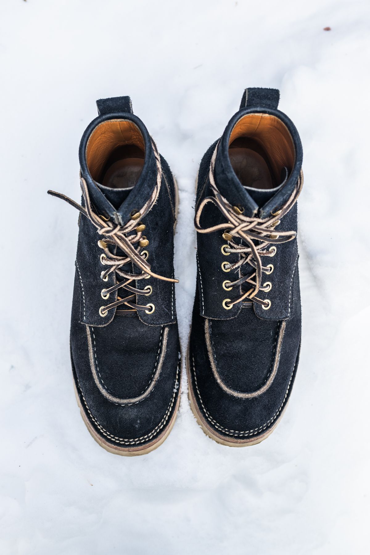 Photo by ABPhoto on February 1, 2023 of the Jakkrabbits Moc Toe Boot in Horween Navy Chamois Roughout.