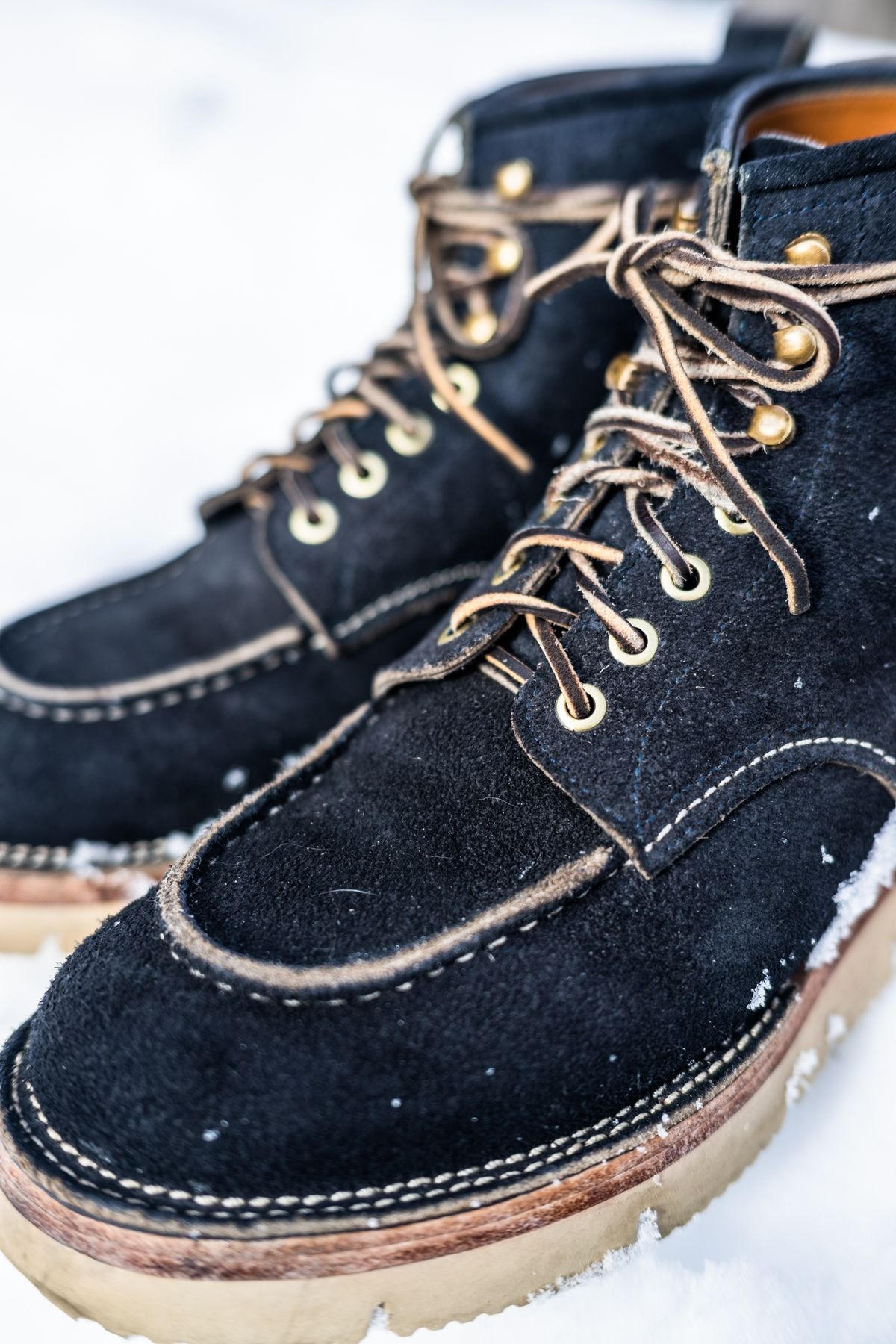 Photo by ABPhoto on February 1, 2023 of the Jakkrabbits Moc Toe Boot in Horween Navy Chamois Roughout.