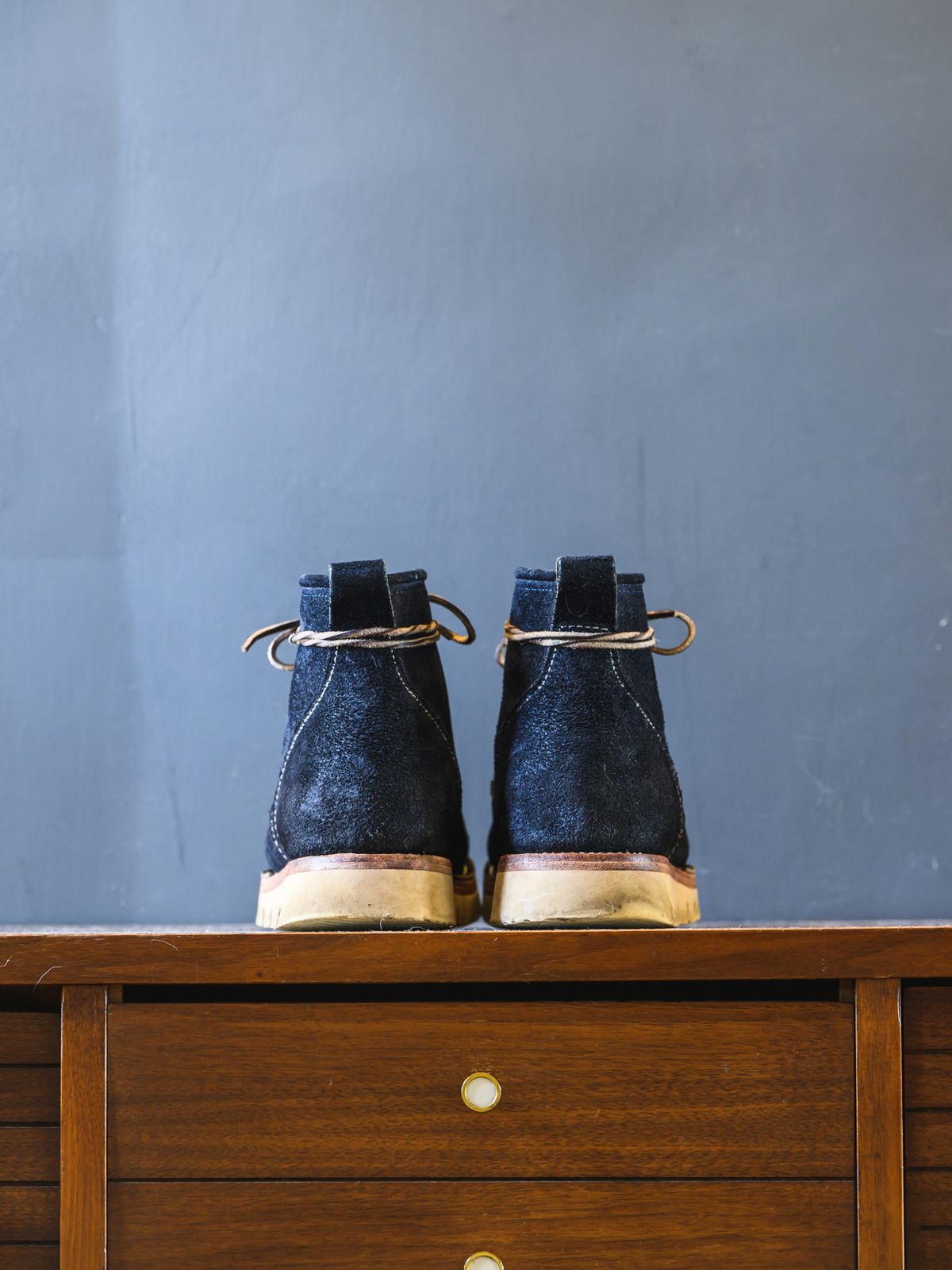 Photo by ABPhoto on March 3, 2023 of the Jakkrabbits Moc Toe Boot in Horween Navy Chamois Roughout.