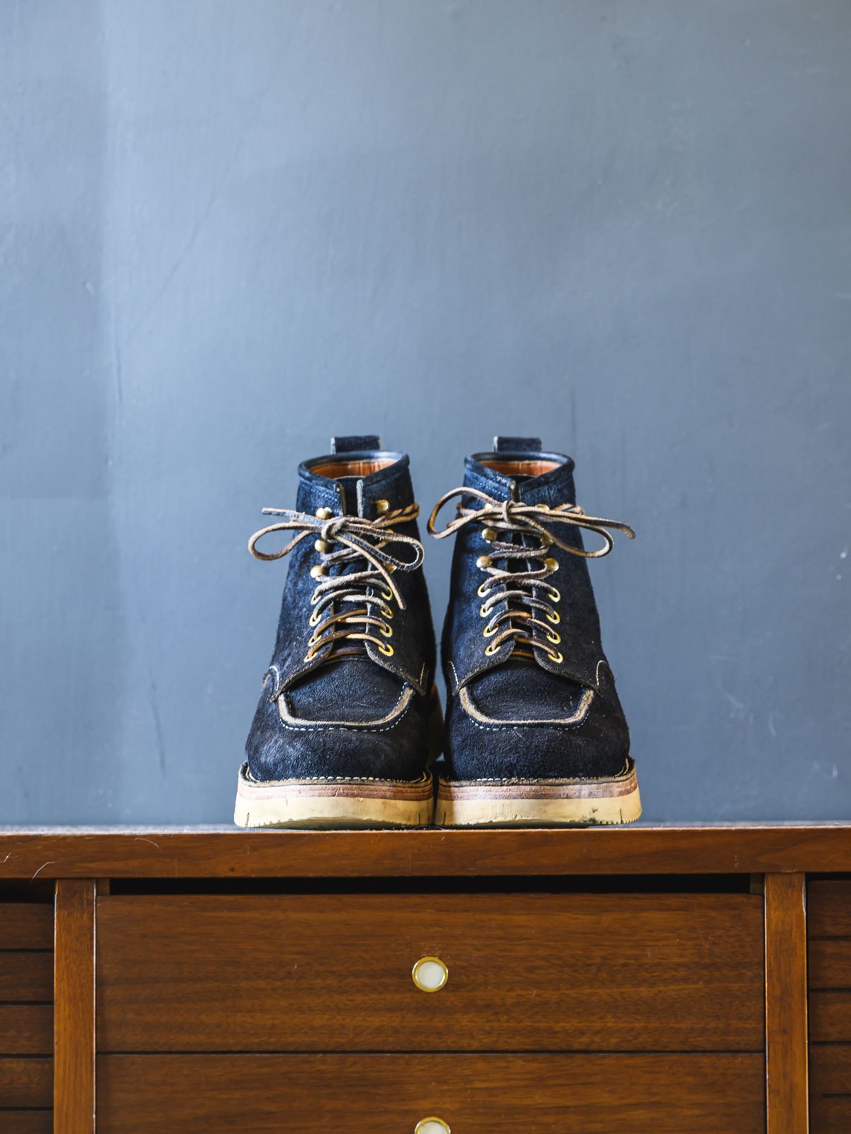 Photo by ABPhoto on March 3, 2023 of the Jakkrabbits Moc Toe Boot in Horween Navy Chamois Roughout.