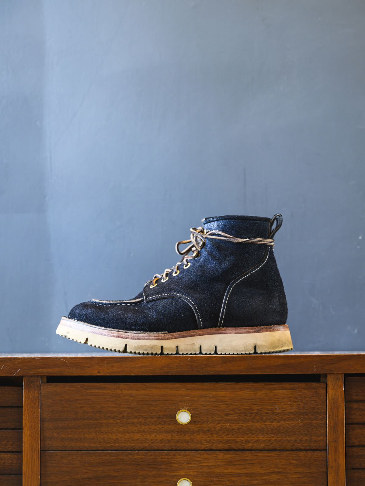 Photo by ABPhoto on March 3, 2023 of the Jakkrabbits Moc Toe Boot in Horween Navy Chamois Roughout.