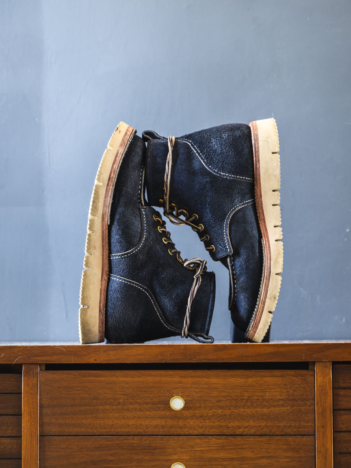 Photo by ABPhoto on March 3, 2023 of the Jakkrabbits Moc Toe Boot in Horween Navy Chamois Roughout.