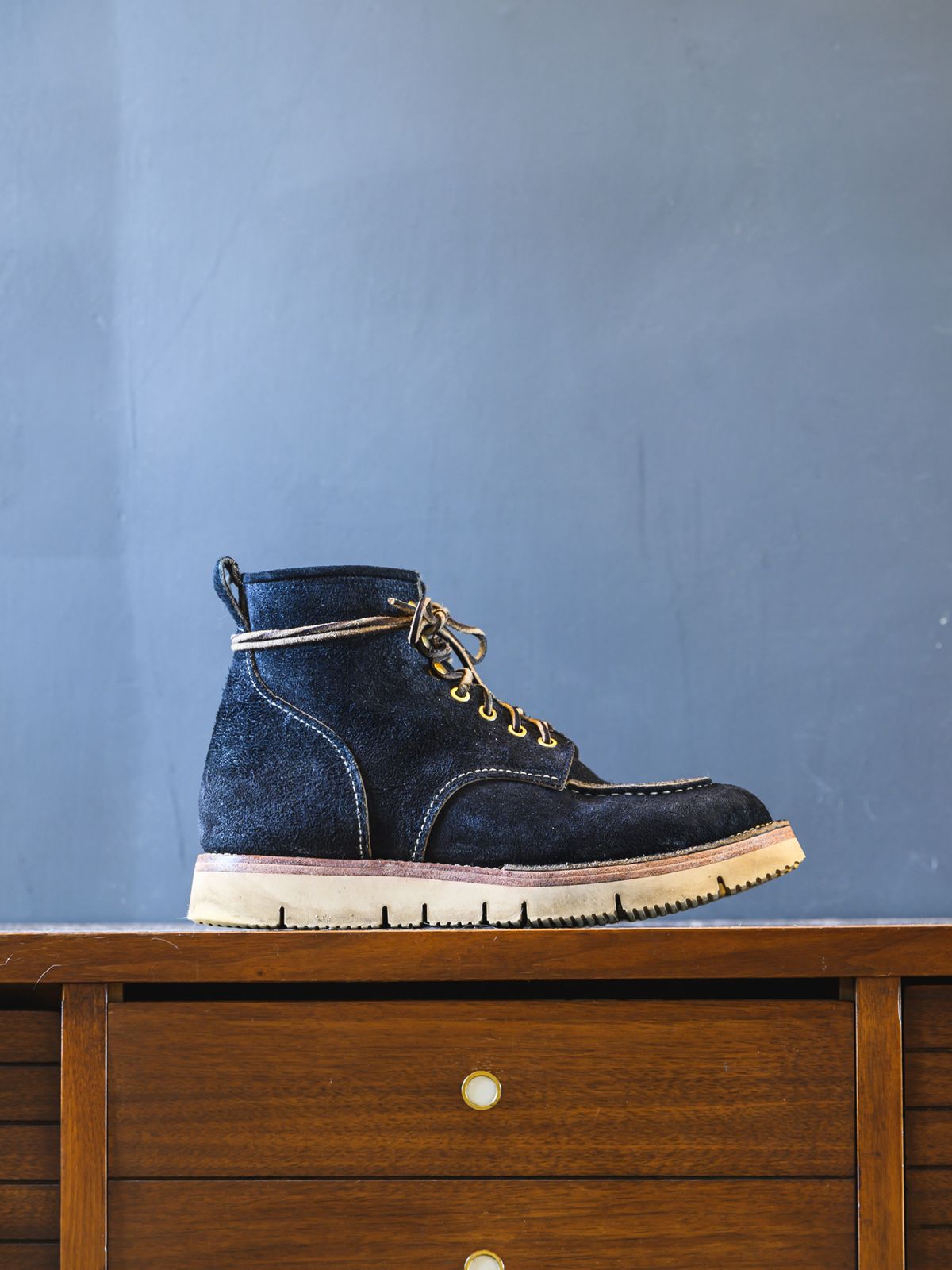 Photo by ABPhoto on March 3, 2023 of the Jakkrabbits Moc Toe Boot in Horween Navy Chamois Roughout.