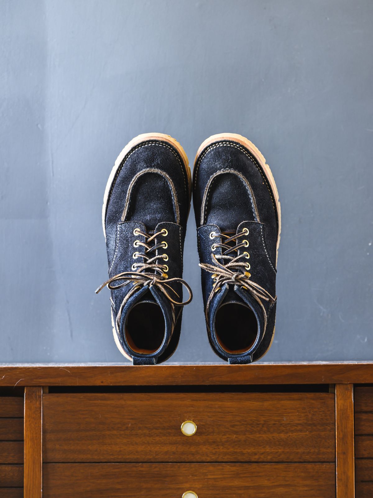 Photo by ABPhoto on March 3, 2023 of the Jakkrabbits Moc Toe Boot in Horween Navy Chamois Roughout.