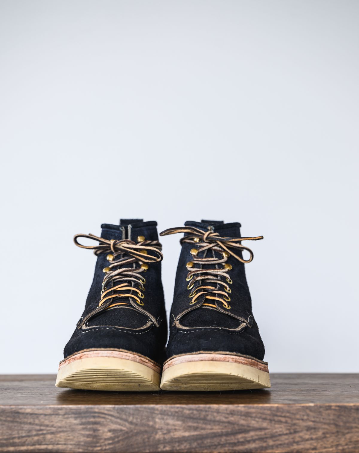 Photo by ABPhoto on April 3, 2023 of the Jakkrabbits Moc Toe Boot in Horween Navy Chamois Roughout.