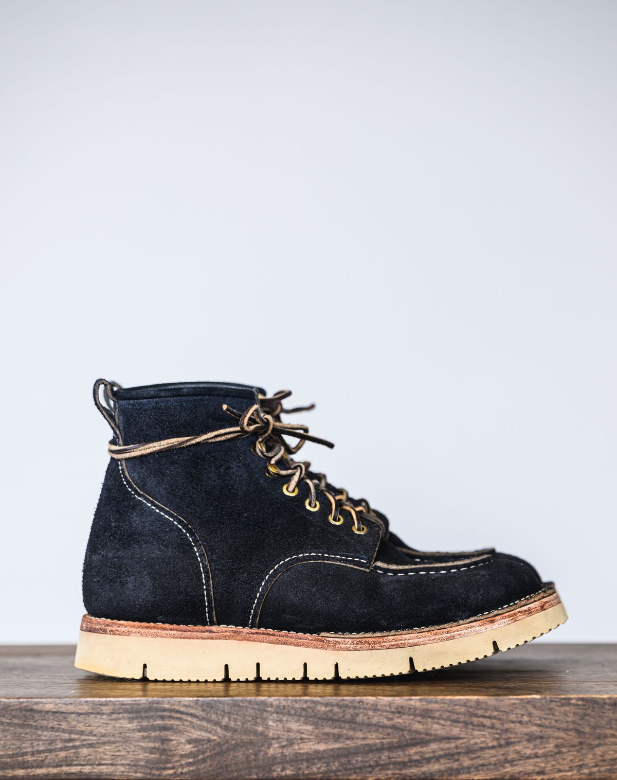 Photo by ABPhoto on April 3, 2023 of the Jakkrabbits Moc Toe Boot in Horween Navy Chamois Roughout.