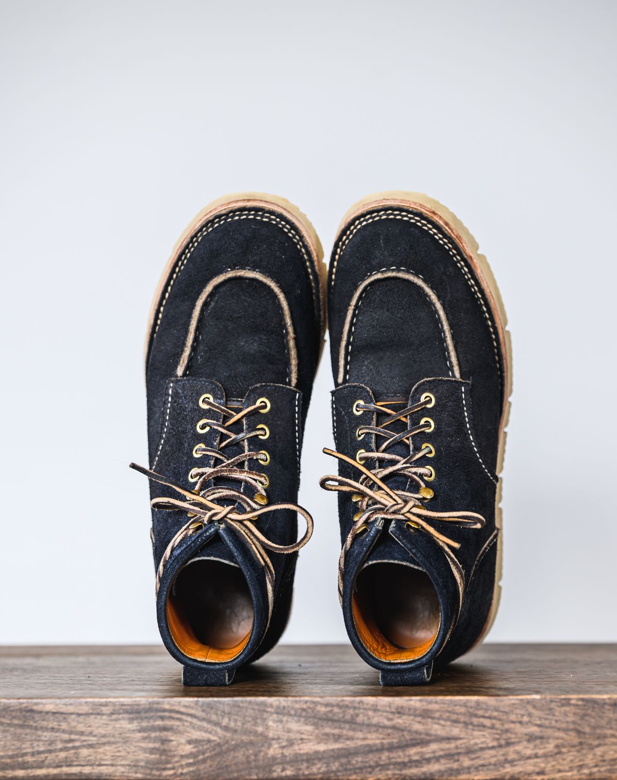 Photo by ABPhoto on April 3, 2023 of the Jakkrabbits Moc Toe Boot in Horween Navy Chamois Roughout.