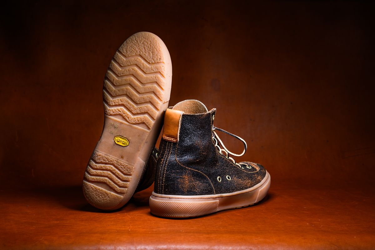 Photo by ABPhoto on November 1, 2025 of the BHHB Railtown in Horween Dark Brown Waxed Flesh & Wickett & Craig Russet Traditional Harness.