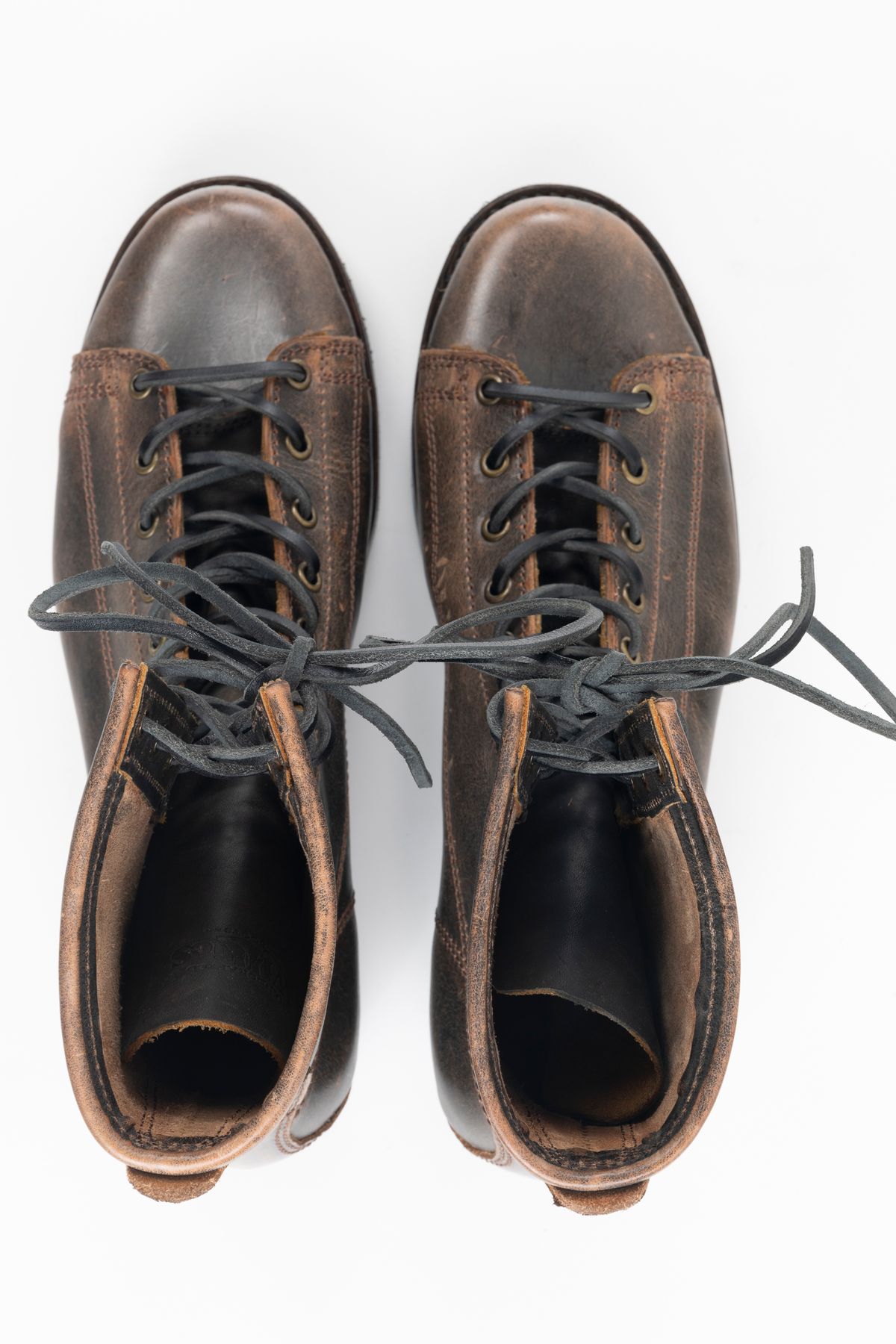 Photo by montyberns on October 2, 2023 of the Willie's Handmade Boots Monkey Boot in Conceria Walpier Black Burro Whiskey.