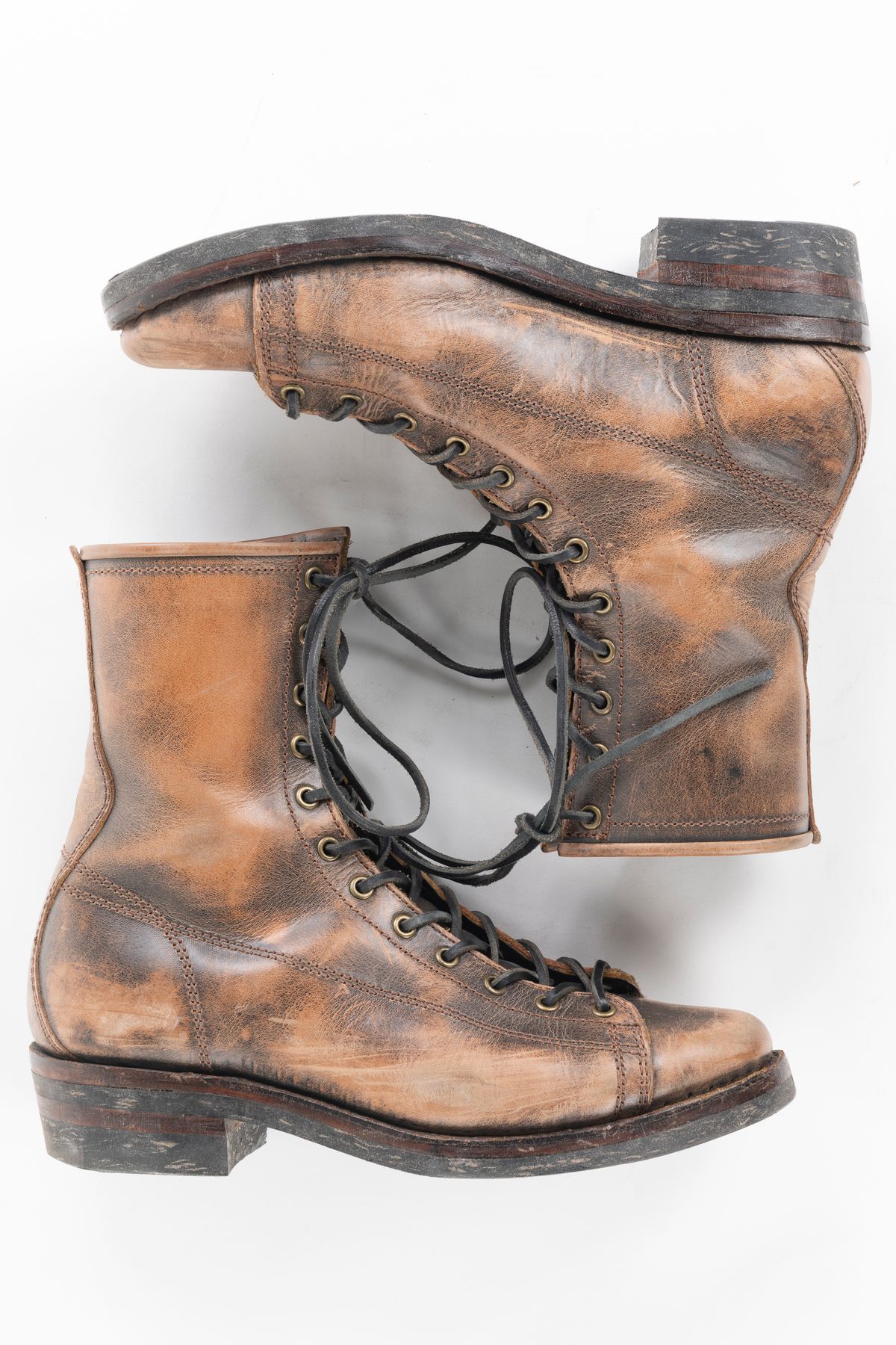 Photo by montyberns on December 1, 2023 of the Willie's Handmade Boots Monkey Boot in Conceria Walpier Black Burro Whiskey.