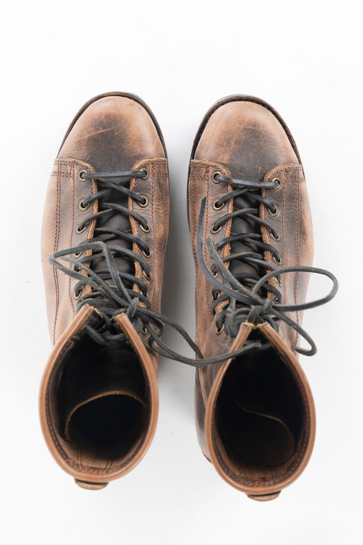 Photo by montyberns on December 1, 2023 of the Willie's Handmade Boots Monkey Boot in Conceria Walpier Black Burro Whiskey.