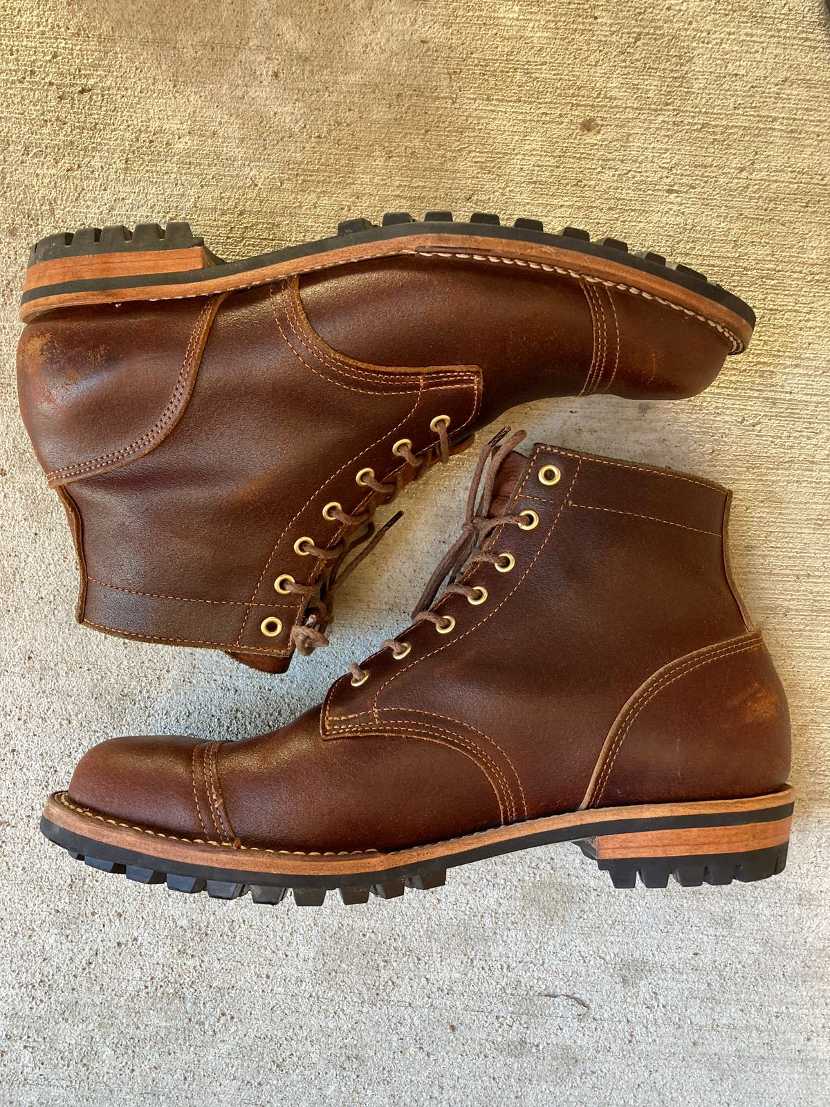 Photo by Indy.Ben2 on December 4, 2022 of the Truman Service Boot in Horween Chestnut Waxed Flesh.