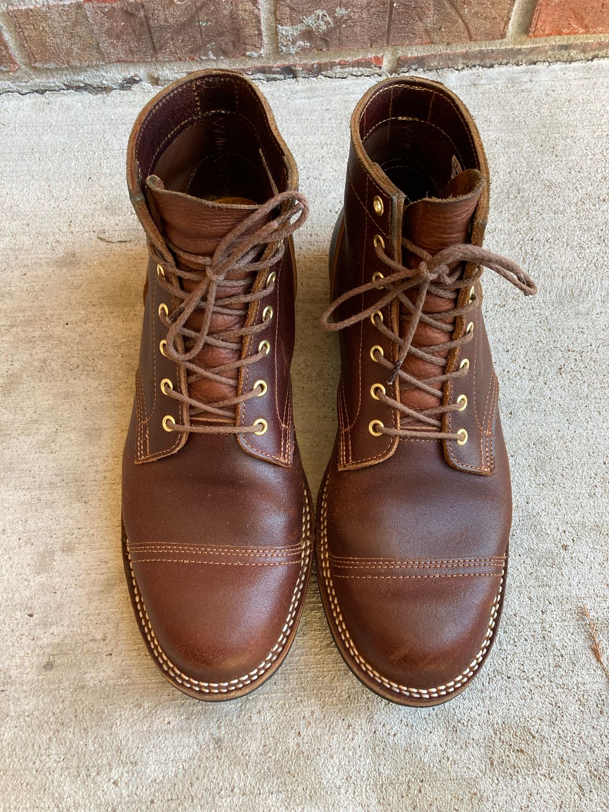 Photo by Indy.Ben2 on December 4, 2022 of the Truman Service Boot in Horween Chestnut Waxed Flesh.