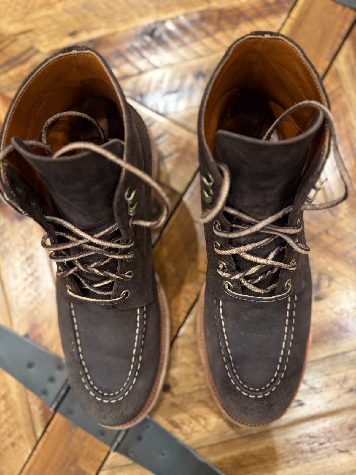 Photo by DMSR64 on February 3, 2025 of the Grant Stone Brass Boot in C.F. Stead Earth Waxy Commander Suede.