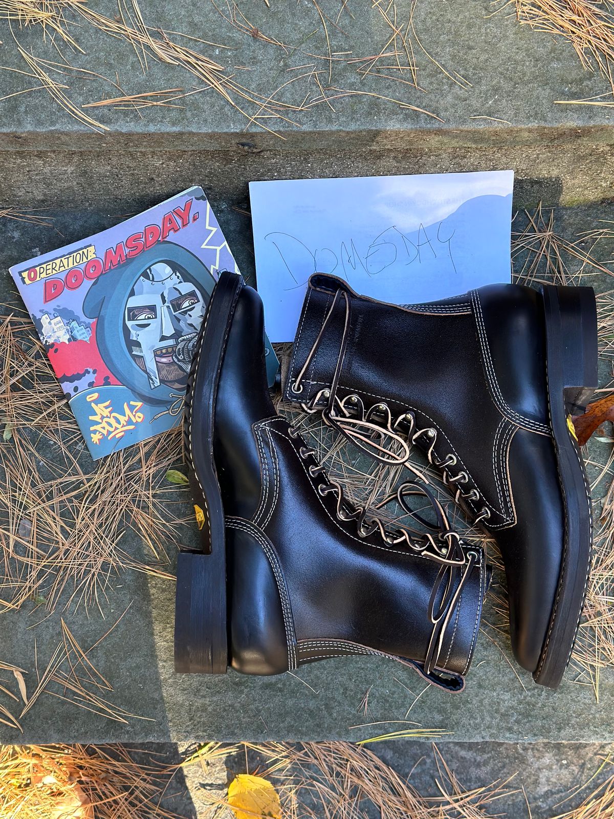 Photo by stitchdown on October 15, 2024 of the White's Farmer/Rancher in Horween Black Waxed Flesh & Horween Black Chromexcel Horsehide.