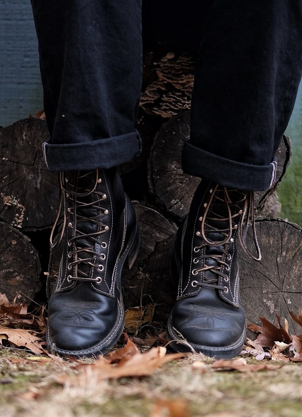 Photo by stitchdown on November 5, 2024 of the White's Farmer/Rancher in Horween Black Waxed Flesh & Horween Black Chromexcel Horsehide.