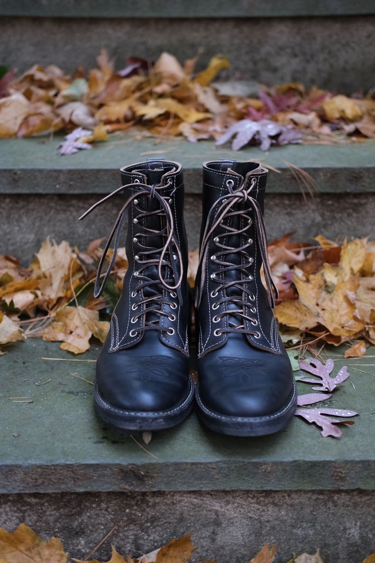 Photo by stitchdown on November 5, 2024 of the White's Farmer/Rancher in Horween Black Waxed Flesh & Horween Black Chromexcel Horsehide.