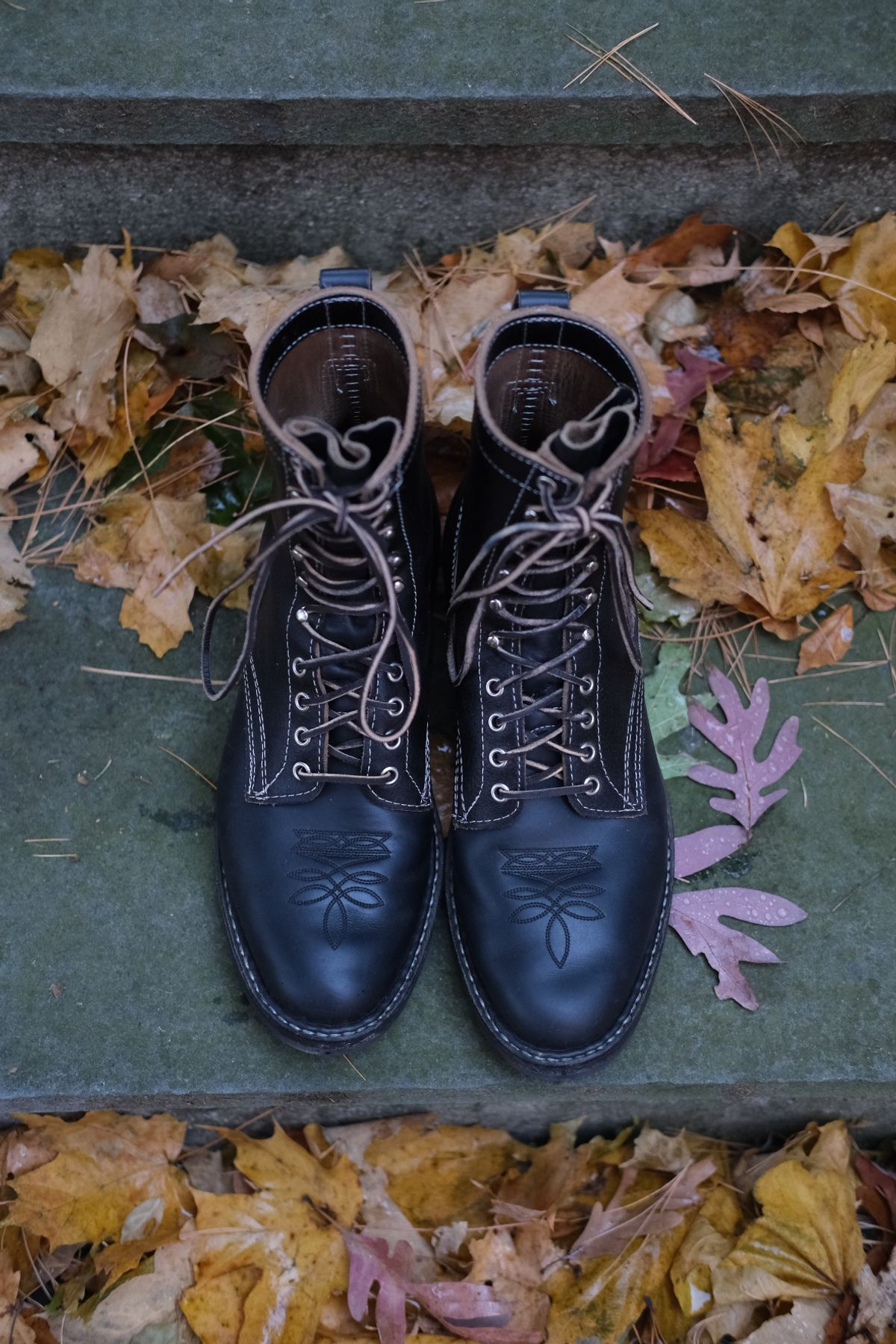 Photo by stitchdown on November 5, 2024 of the White's Farmer/Rancher in Horween Black Waxed Flesh & Horween Black Chromexcel Horsehide.