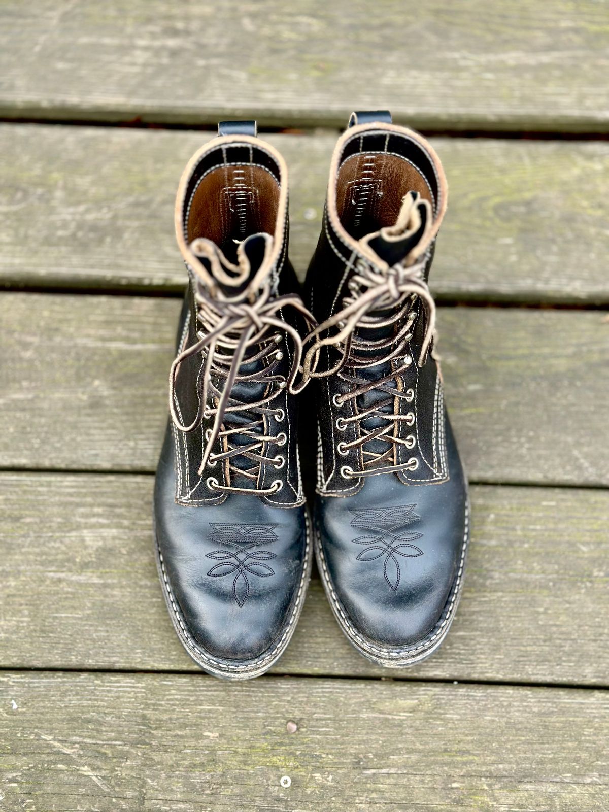 Photo by stitchdown on January 5, 2025 of the White's Farmer/Rancher in Horween Black Waxed Flesh & Horween Black Chromexcel Horsehide.