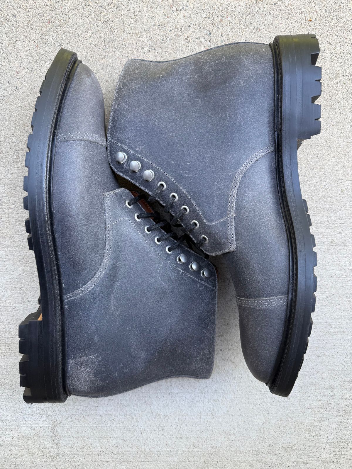Photo by josiahmayo on October 3, 2025 of the Grant Stone Cap Toe Boot in C.F. Stead Frost Waxy Commander.