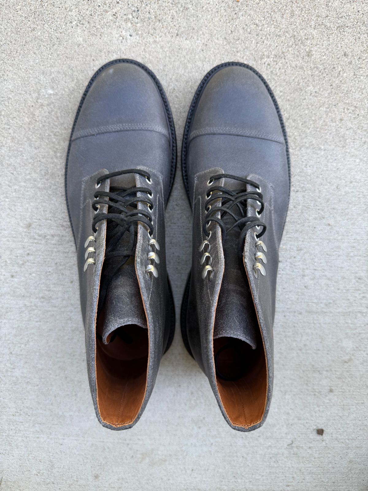 Photo by josiahmayo on October 3, 2025 of the Grant Stone Cap Toe Boot in C.F. Stead Frost Waxy Commander.