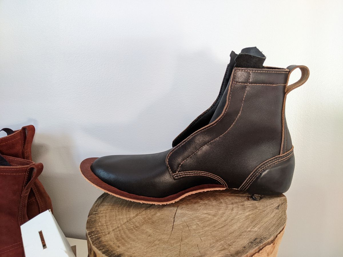 Photo by uriandries on April 30, 2024 of the Self-Made Packer in Horween Black Chromexcel (Milled).