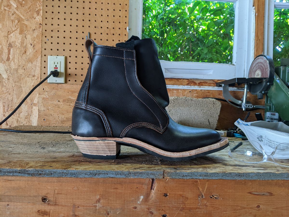 Photo by uriandries on June 16, 2024 of the Self-Made Packer in Horween Black Chromexcel (Milled).