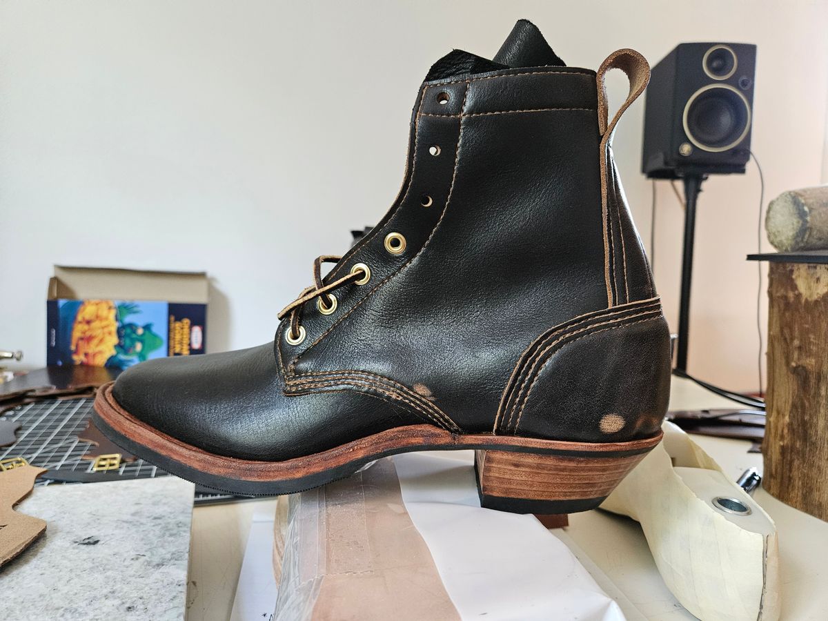 Photo by uriandries on July 16, 2024 of the Self-Made Packer in Horween Black Chromexcel (Milled).