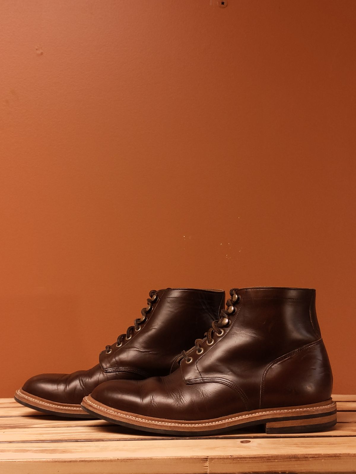 Photo by uriandries on November 2, 2023 of the Grant Stone Diesel Boot in Horween Crimson Chromexcel.