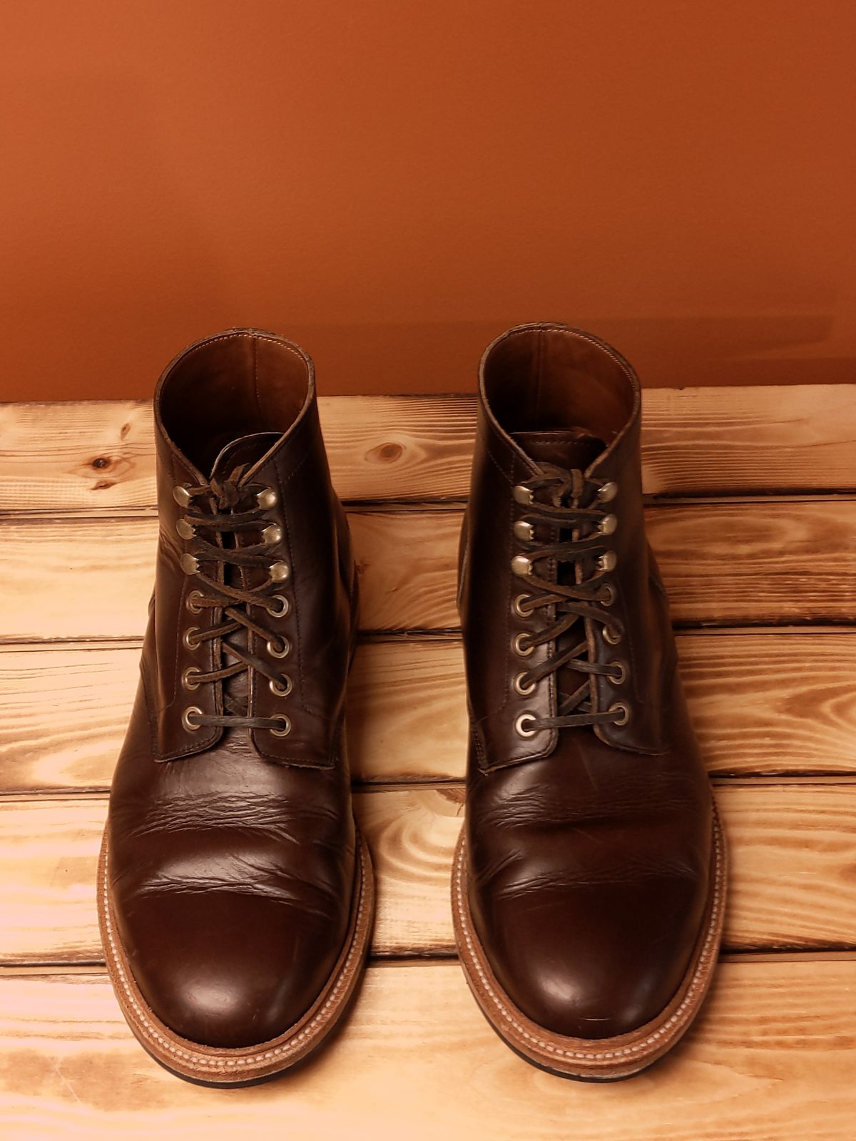 Photo by uriandries on November 2, 2023 of the Grant Stone Diesel Boot in Horween Crimson Chromexcel.