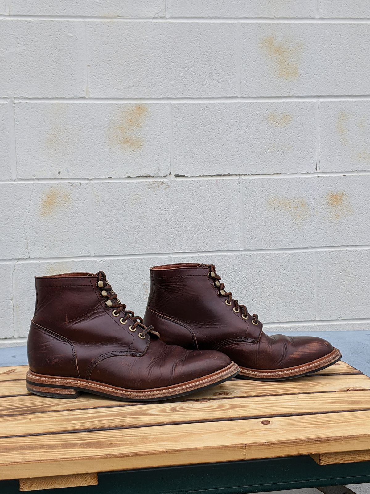 Photo by uriandries on February 5, 2024 of the Grant Stone Diesel Boot in Horween Crimson Chromexcel.