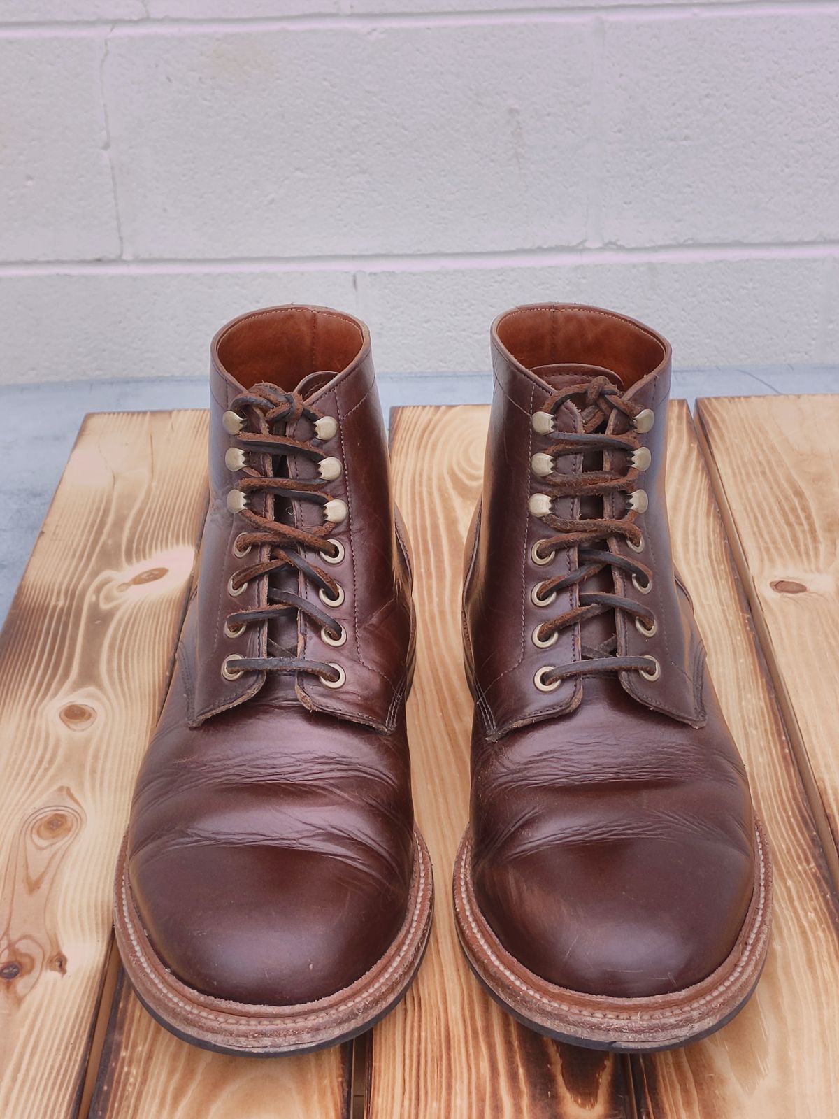 Photo by uriandries on March 5, 2024 of the Grant Stone Diesel Boot in Horween Crimson Chromexcel.