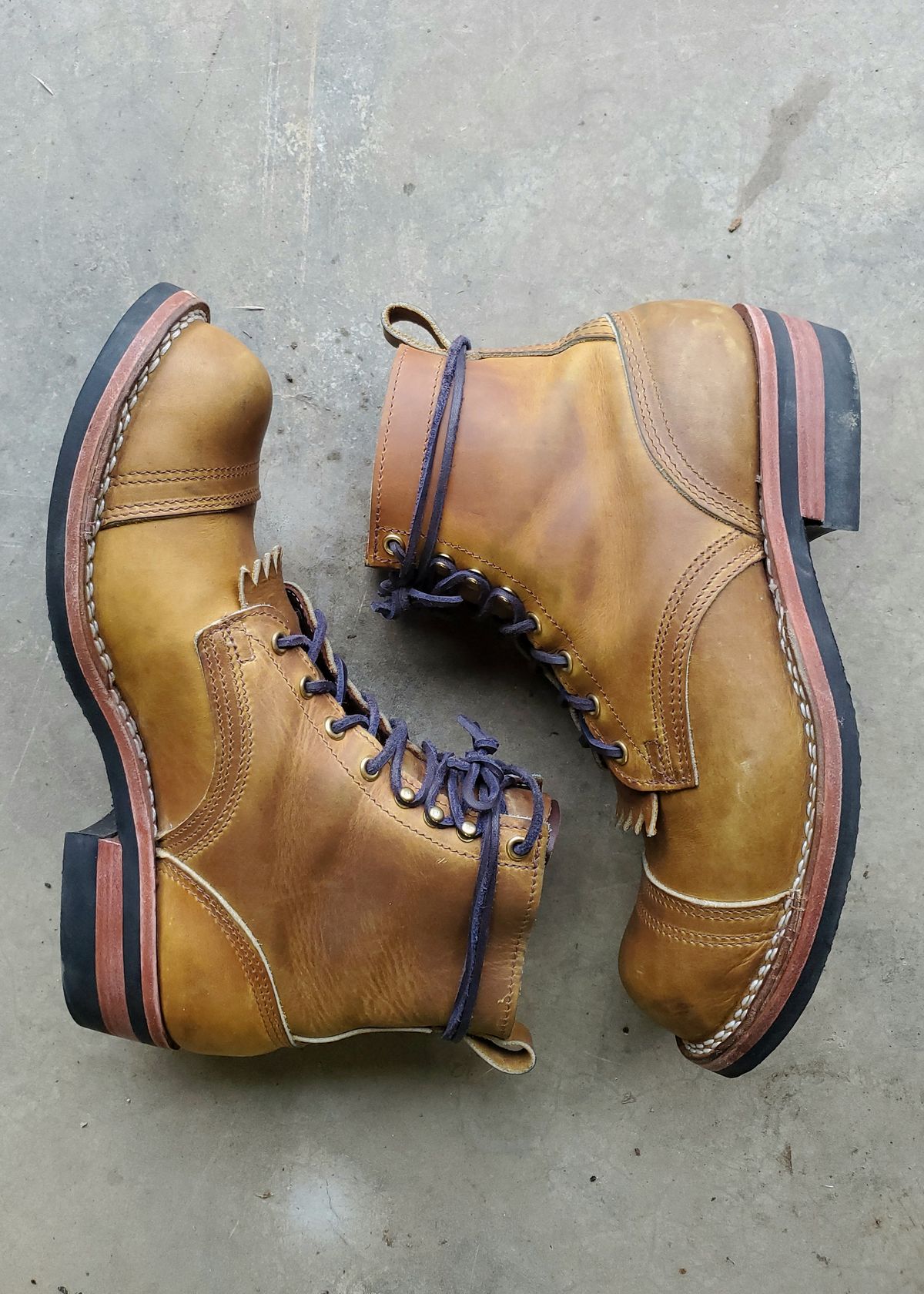 Photo by Akslavelabor on November 5, 2021 of the Nicks Prospector in Horween Khaki Chromepak.