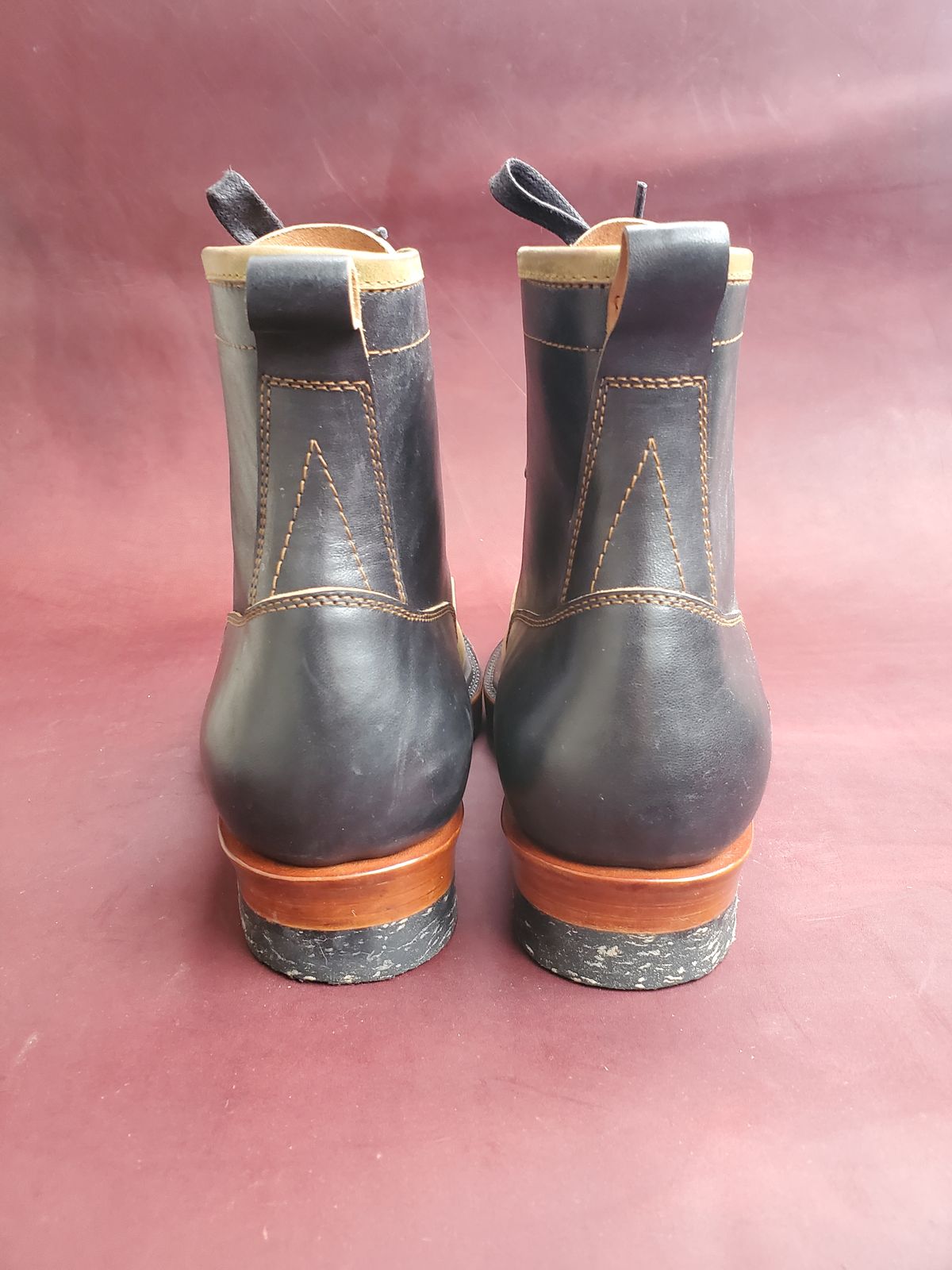 Photo by Akslavelabor on November 1, 2022 of the Prof Barnets Lucky Boots in Maryam Black Horsebutt.