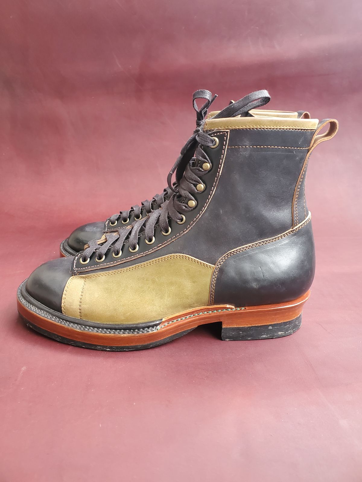 Photo by Akslavelabor on November 1, 2022 of the Prof Barnets Lucky Boots in Maryam Black Horsebutt.