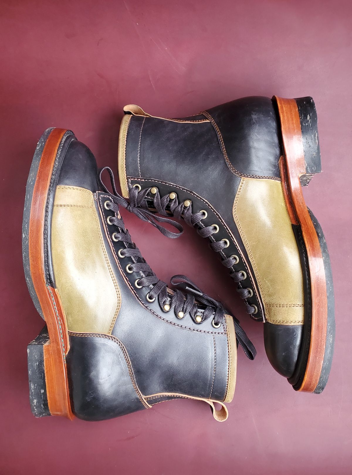 Photo by Akslavelabor on November 1, 2022 of the Prof Barnets Lucky Boots in Maryam Black Horsebutt.